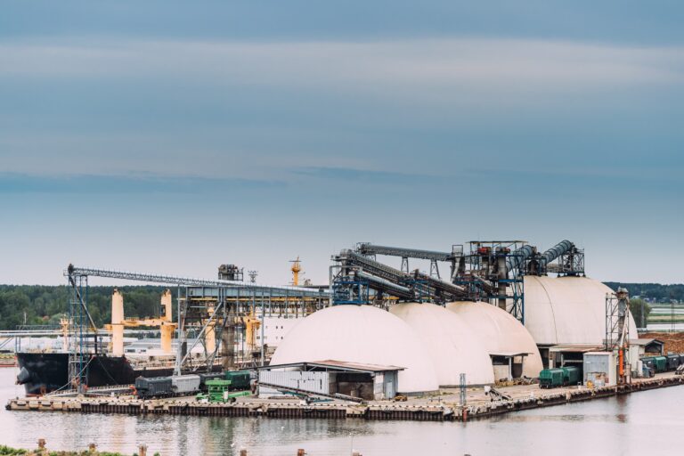 chemical-storage-tanks-and-storage-tanks-oil-refin-EJ7VN8L.jpg